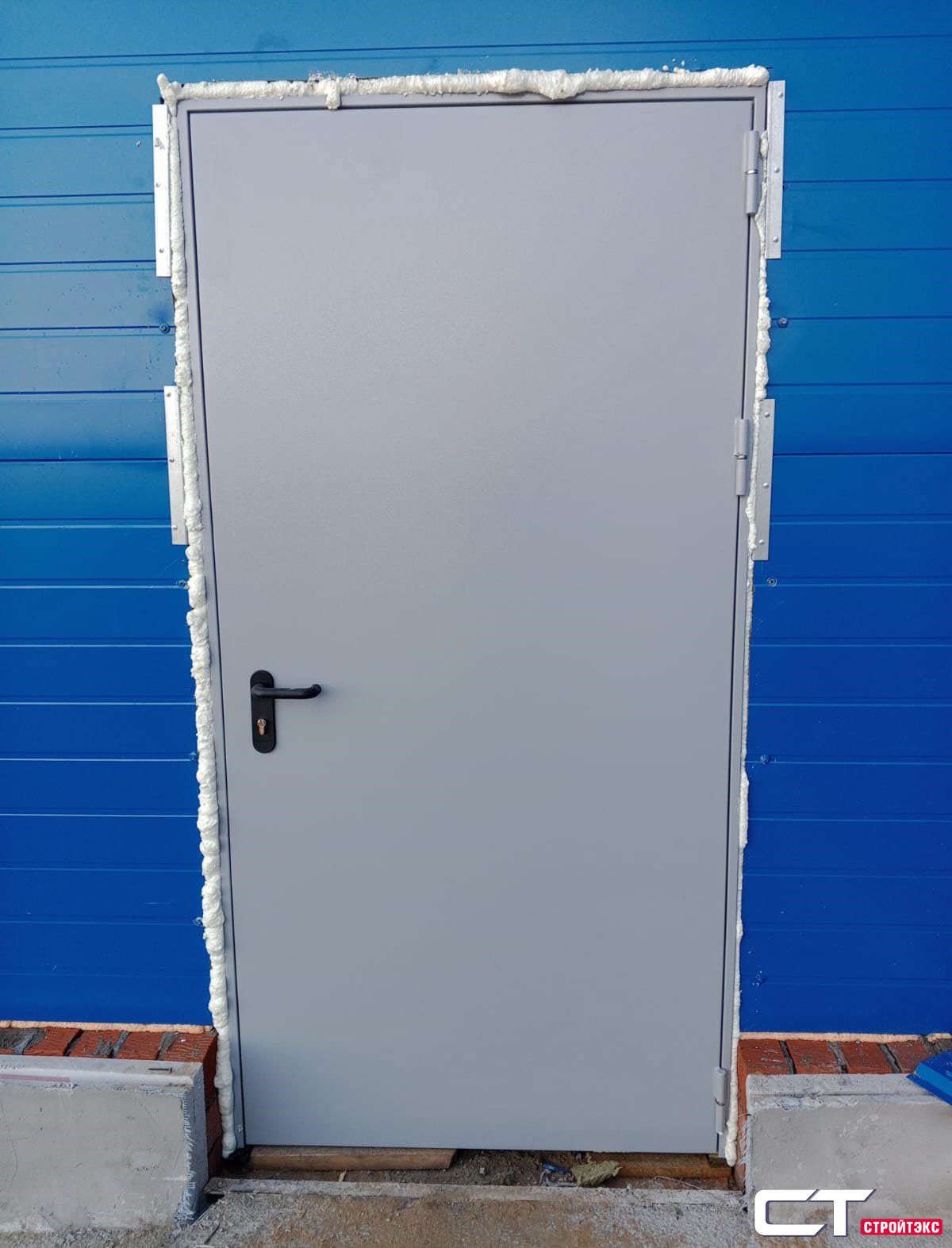 Дверь противопожарная металлическая EIS60 Антипаника с фрамугой и накладкой из нержавеющей стали Дверь противопожарная металлическая EIS60 Антипаника с фрамугой и накладкой из нержавеющей стали