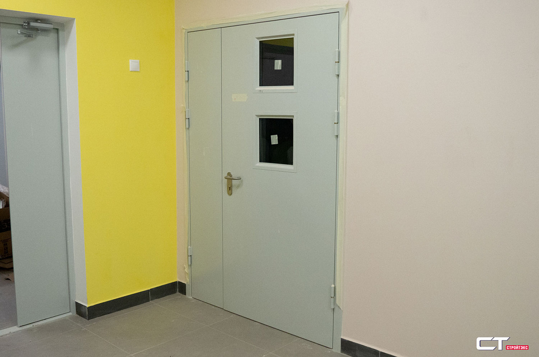 Дверь двупольная металлическая с вентиляционной решеткой и остеклением 300х400 Дверь двупольная металлическая с вентиляционной решеткой и остеклением 300х400